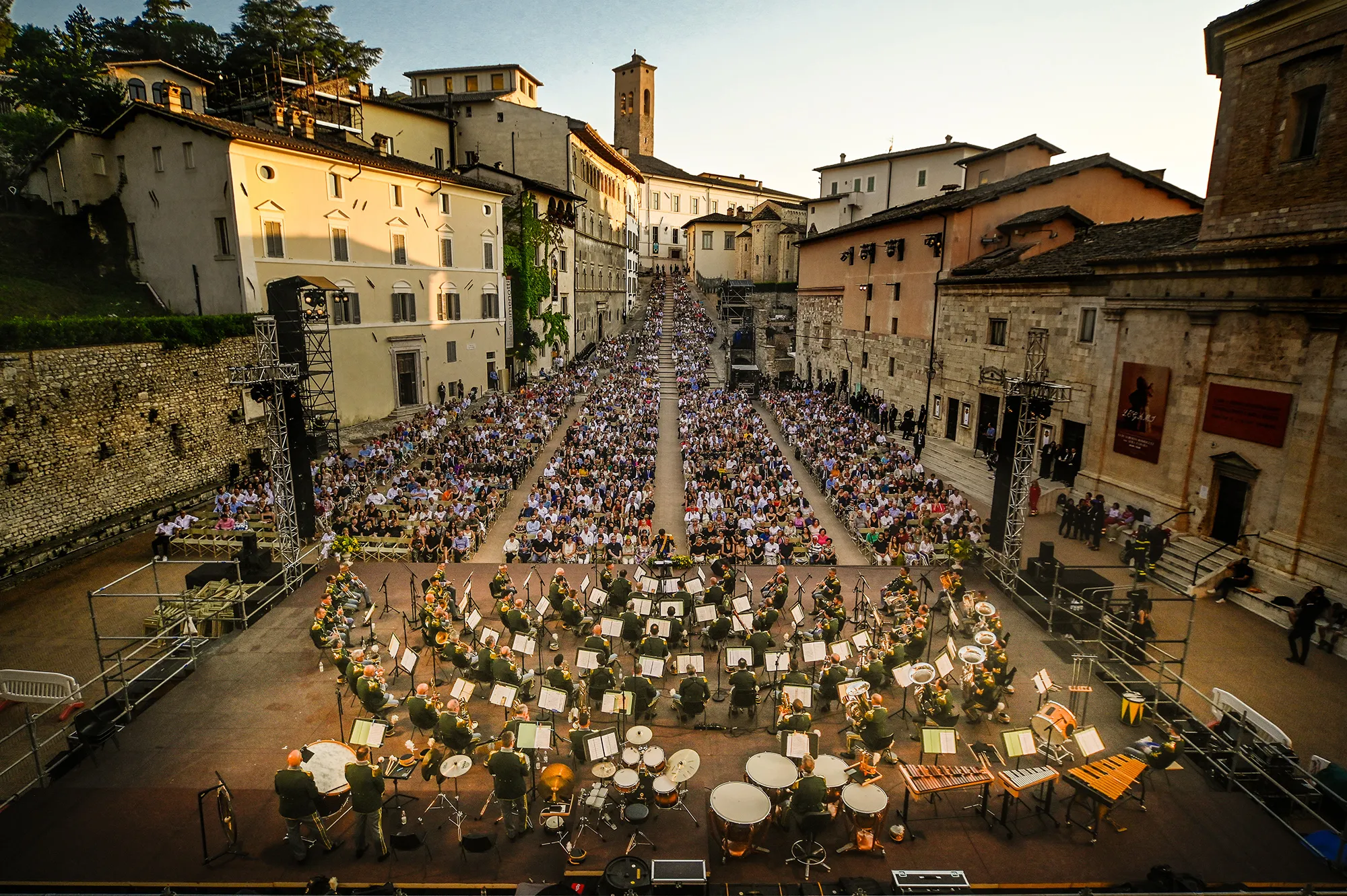 Orchestra sinfonica al Festival di Spoleto, piazza storica gremita di spettatori