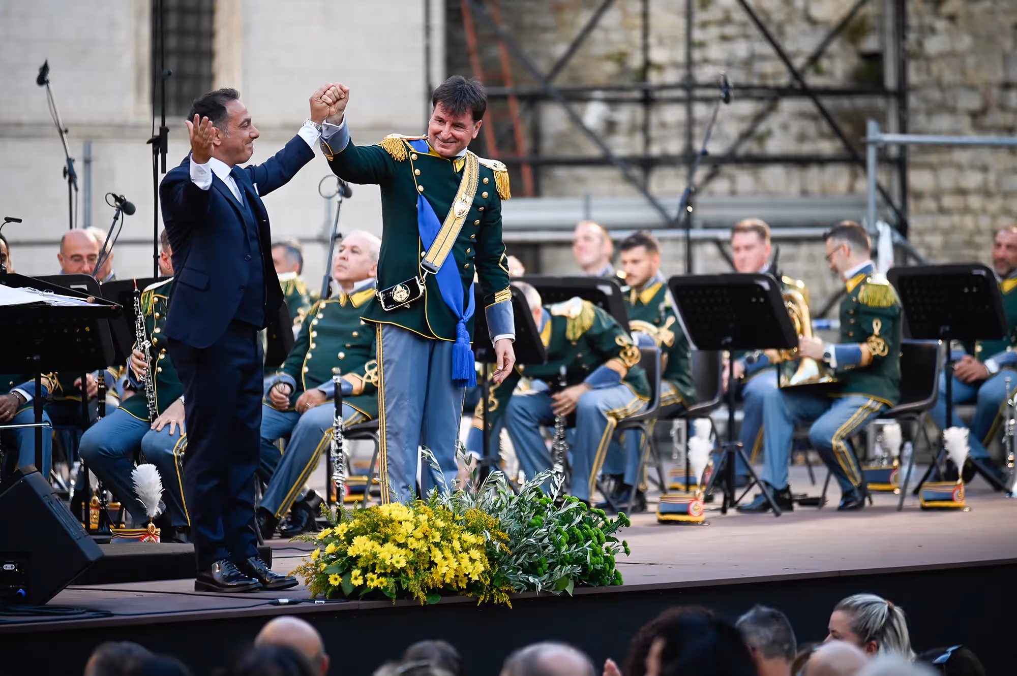 Banda musicale in eleganti uniformi verdi al Festival di Spoleto, sul palco