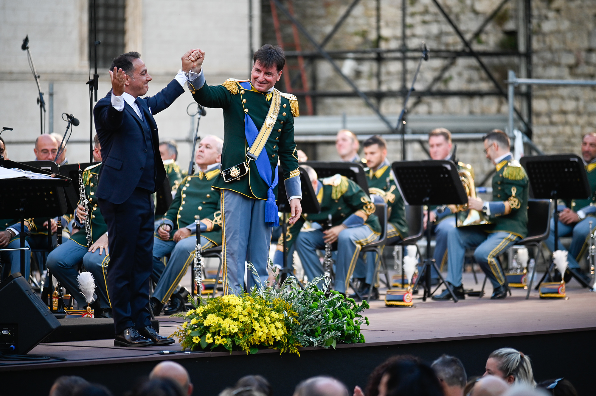 Festival di Spoleto: military band celebrates on stage with vibrant floral display
