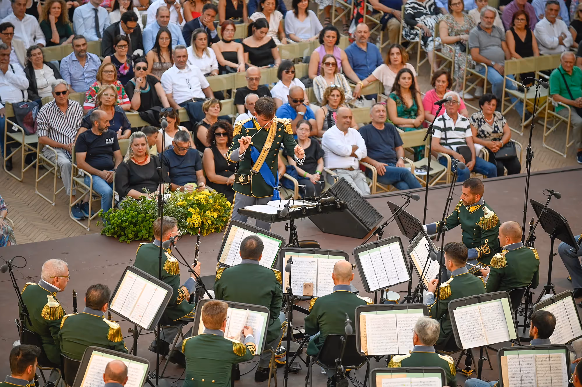 Orchestra militare verde al Festival di Spoleto, pubblico attento in platea