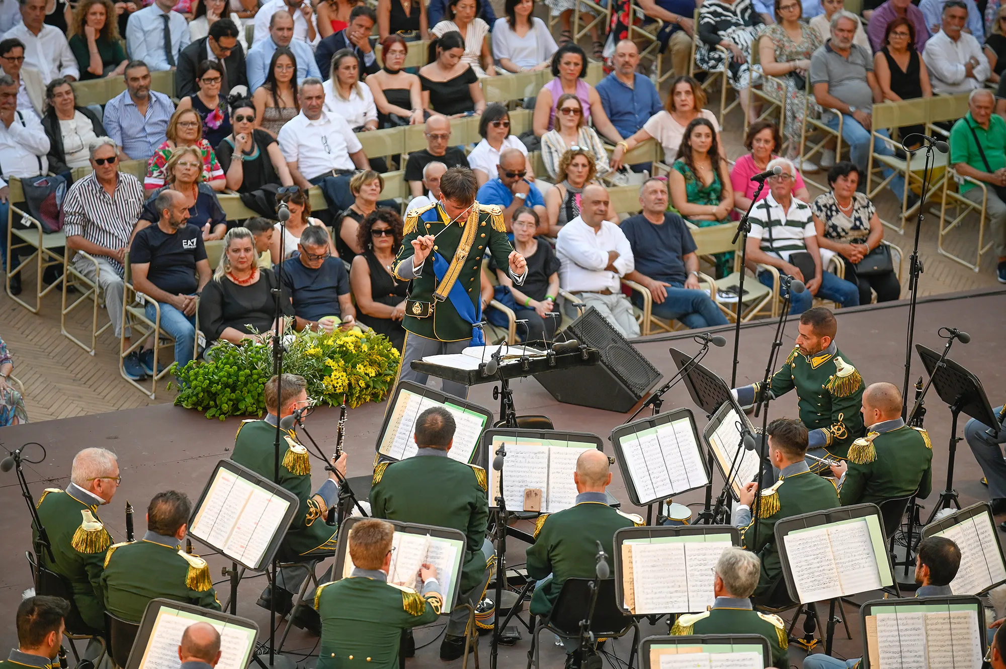 Orchestra militare verde al Festival di Spoleto, pubblico attento in platea