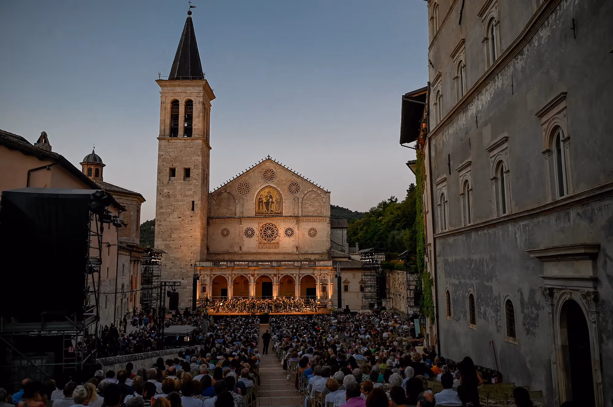 Concerto serale al Festival di Spoleto, orchestra davanti alla cattedrale gremita