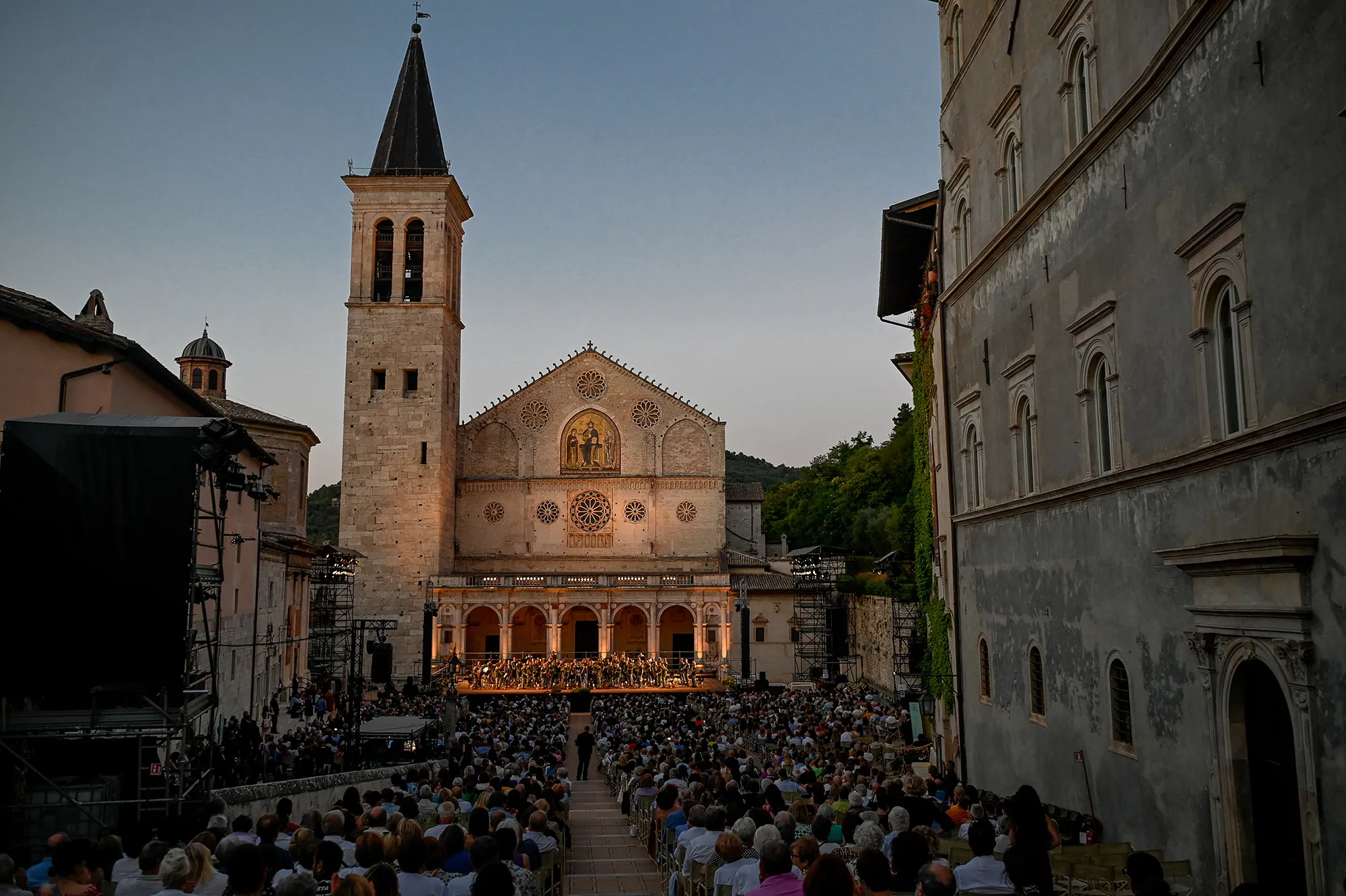 Concerto serale al Festival di Spoleto, orchestra davanti alla cattedrale gremita