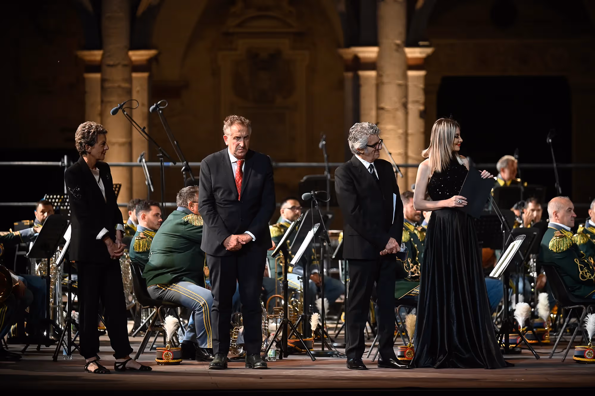 Concerto al Festival di Spoleto con banda militare in elegante scenografia