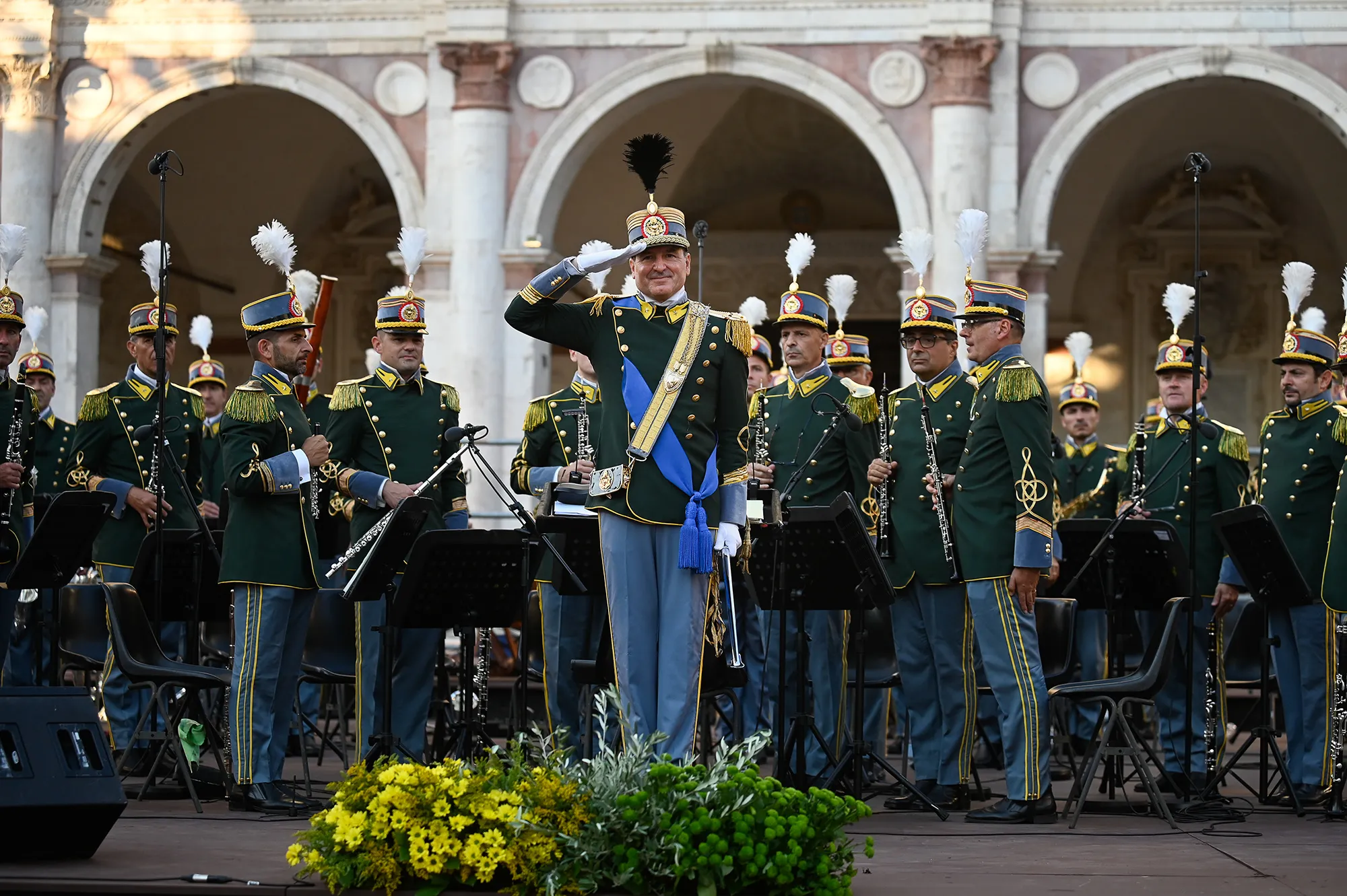 Banda militare al Festival di Spoleto, esibizione elegante sotto antichi portici