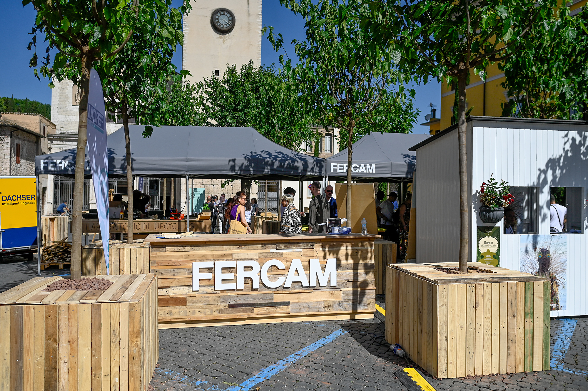 Stand di Fercam al Festival di Spoleto, allestito con stand in legno
