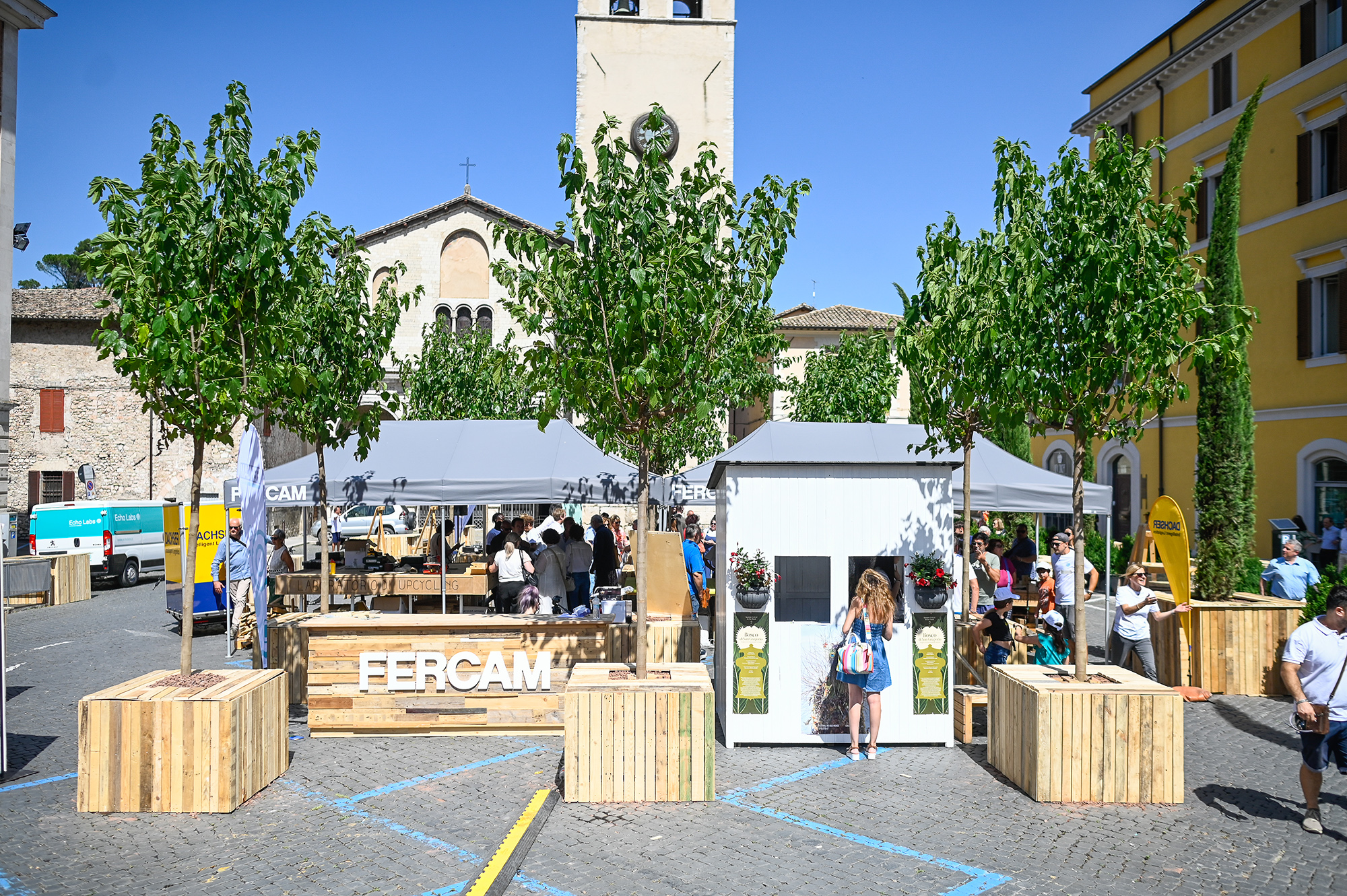 Fercam al Festival di Spoleto, stand espositivi in piazza soleggiata