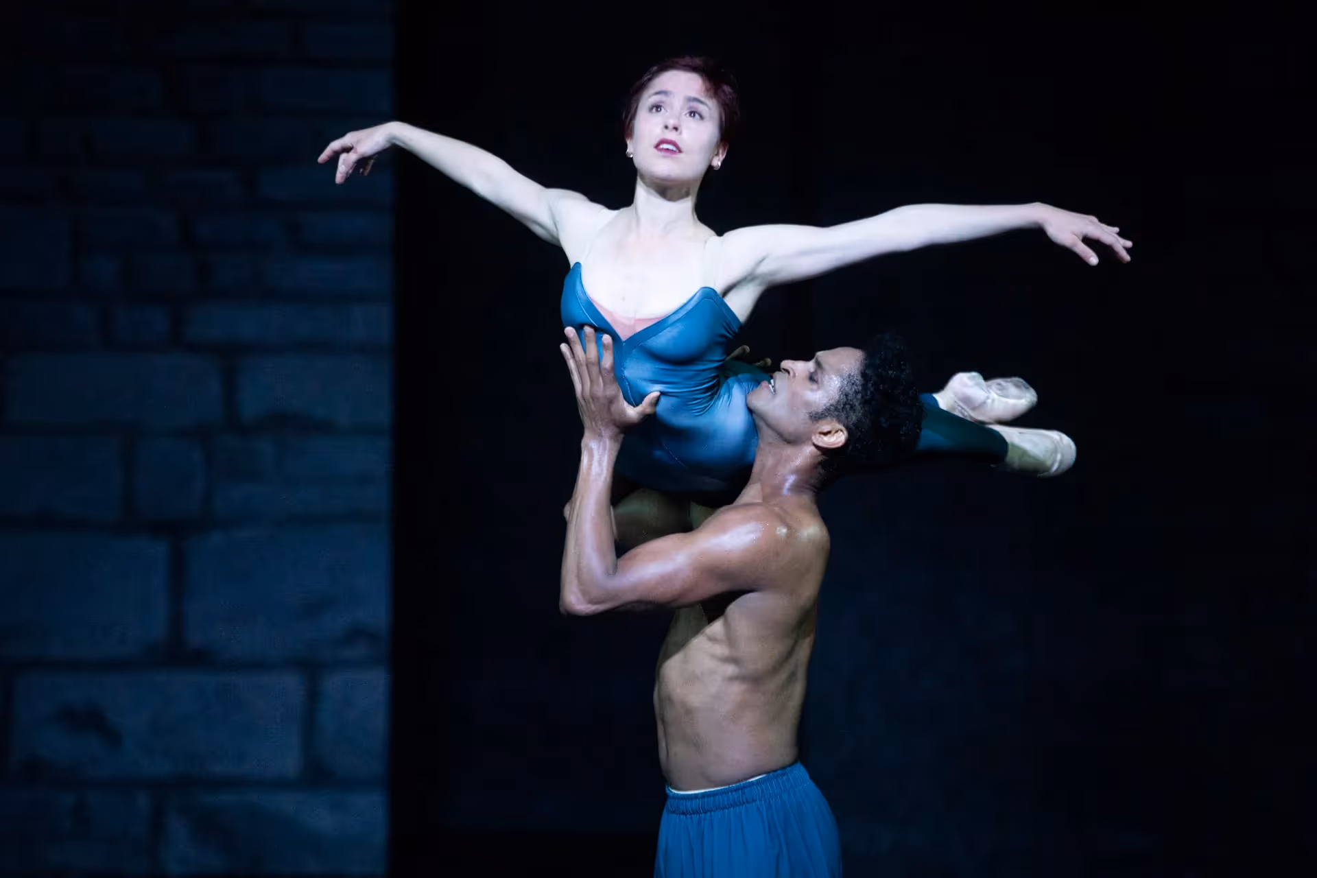 Danzatori eleganti si esibiscono durante il Festival di Spoleto