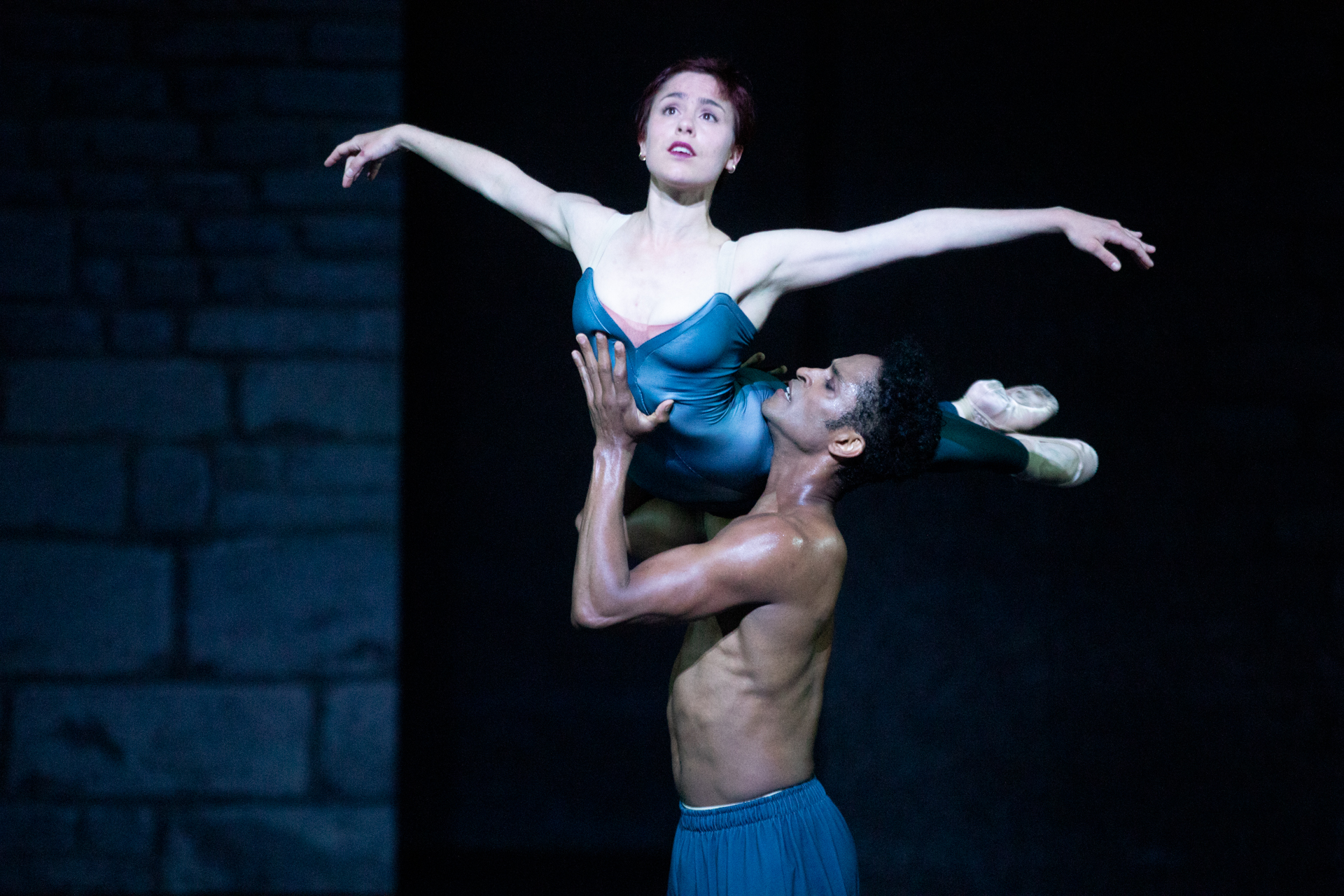 Danzatori eleganti si esibiscono durante il Festival di Spoleto