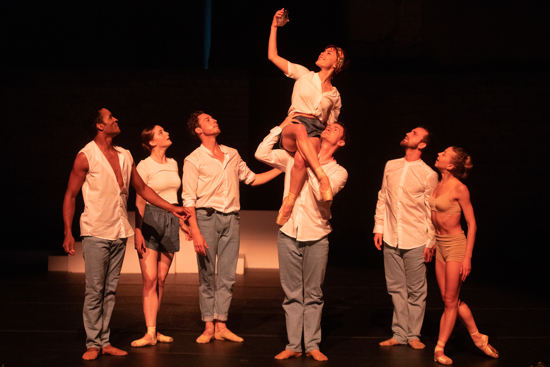 Esibizione di danza al Festival di Spoleto con performers in bianco sollevati