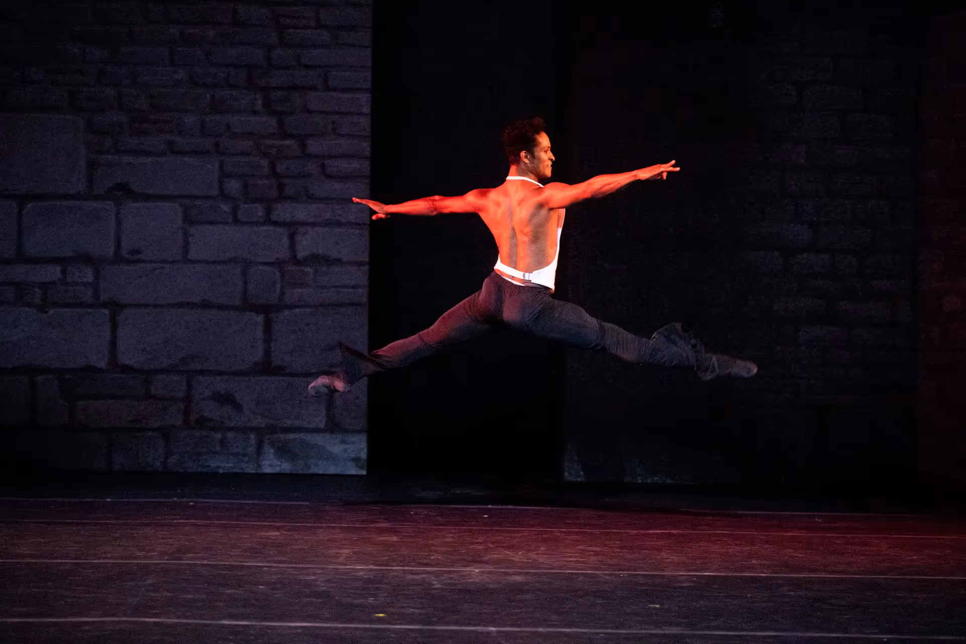 Ballerino in movimento sul palco del Festival di Spoleto, dinamico e appassionato