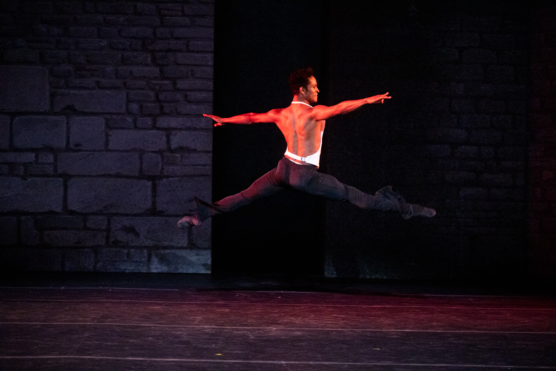 Ballerino in movimento sul palco del Festival di Spoleto, dinamico e appassionato