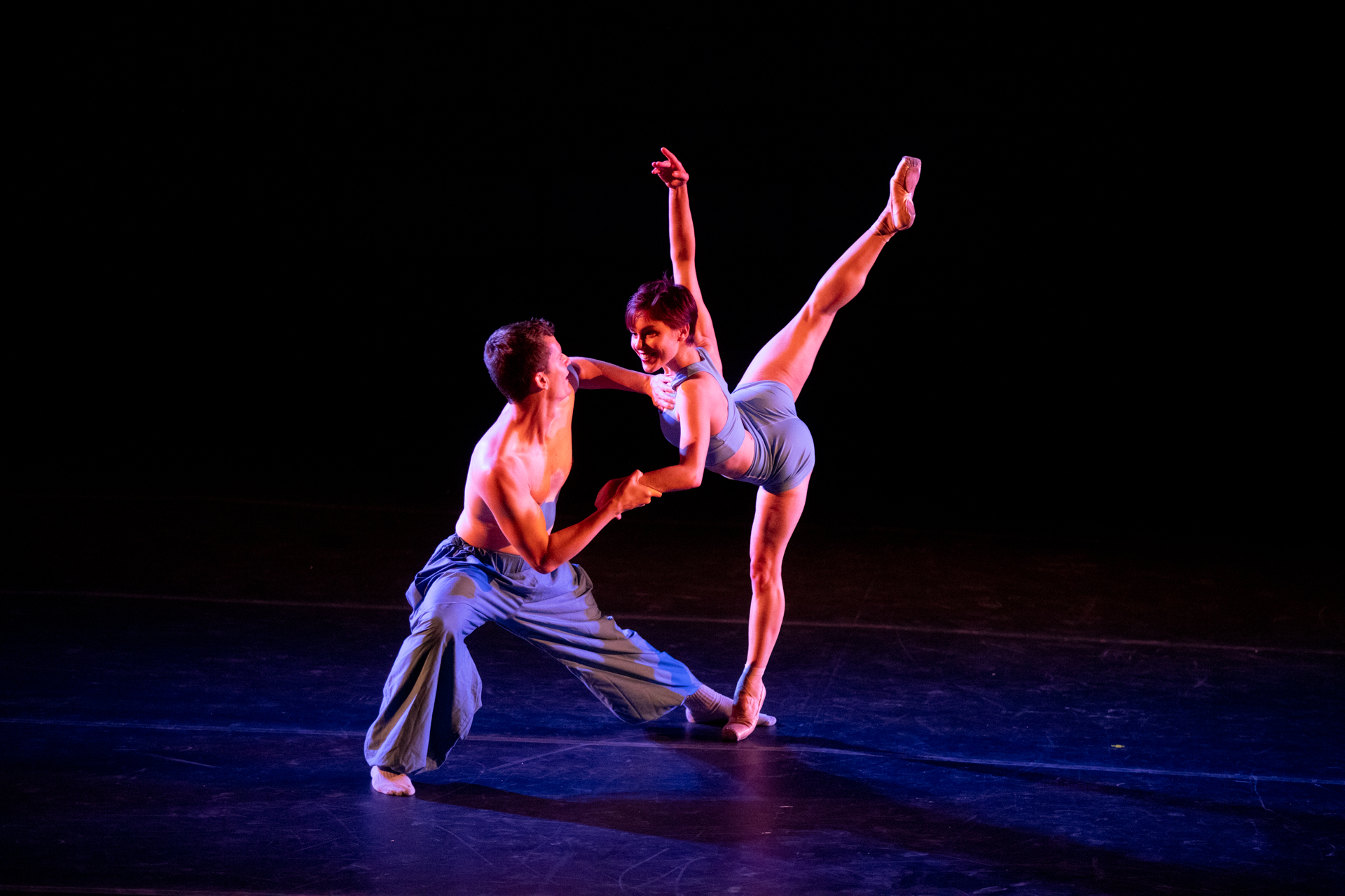 Danza elegante al Festival di Spoleto, coppia di ballerini in posa dinamica
