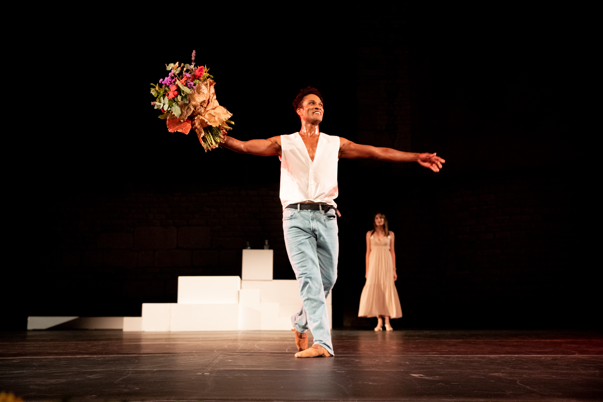 Danzatore sul palco del Festival di Spoleto con bouquet di fiori