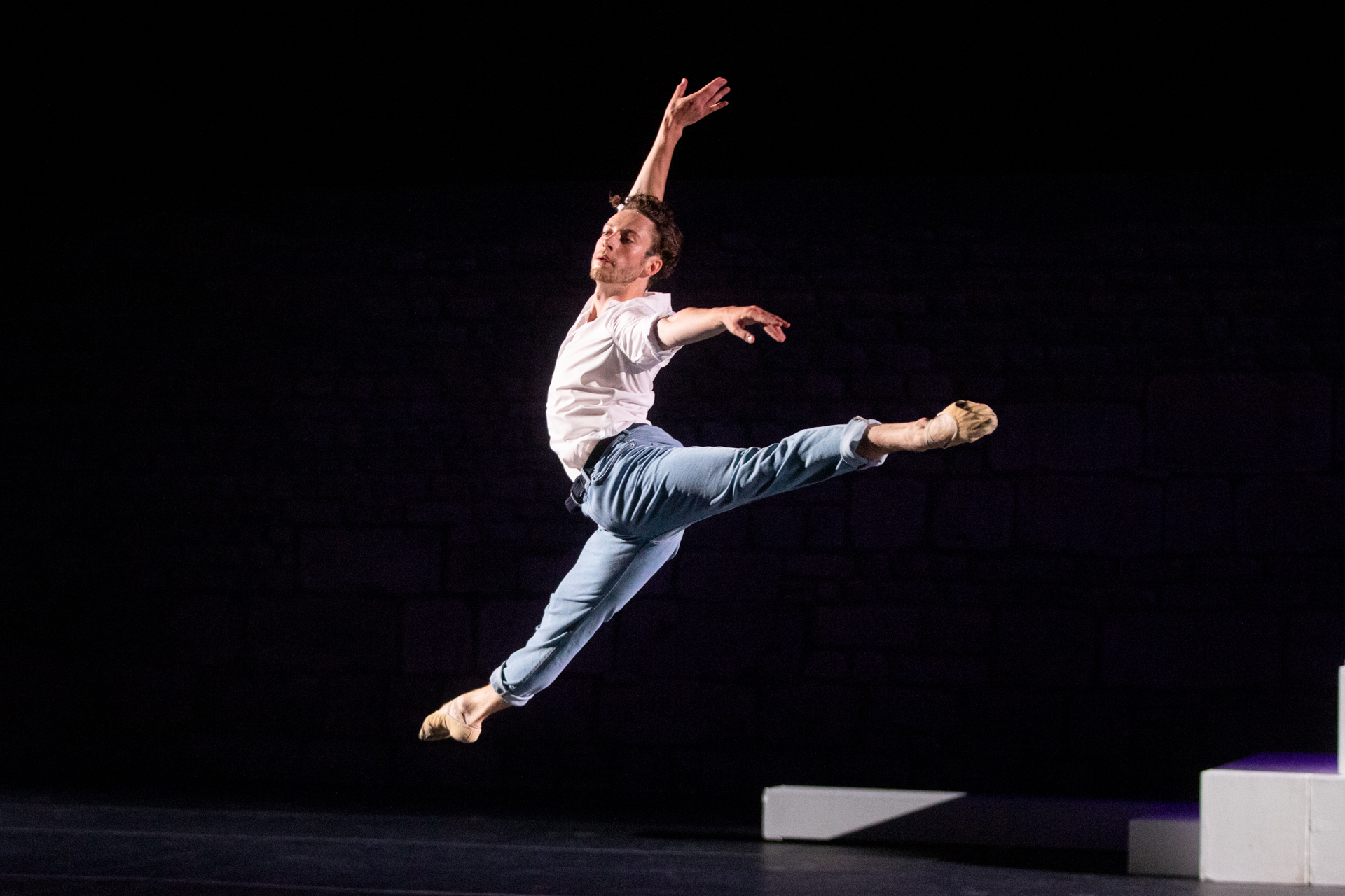 Ballerino in movimento al Festival di Spoleto, danza dinamica e appassionata