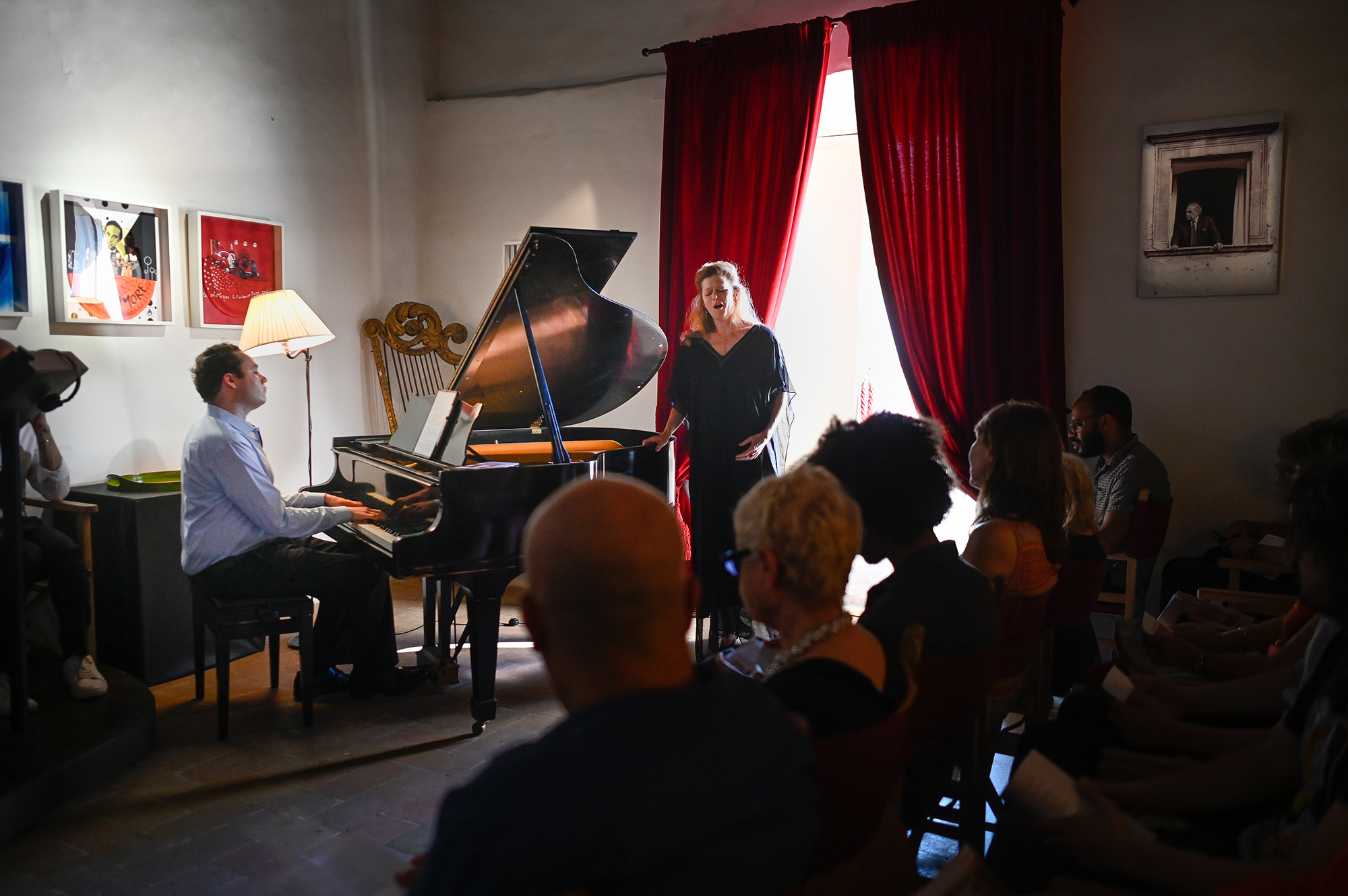 Esibizione musicale intima al Festival di Spoleto, pianoforte e voce