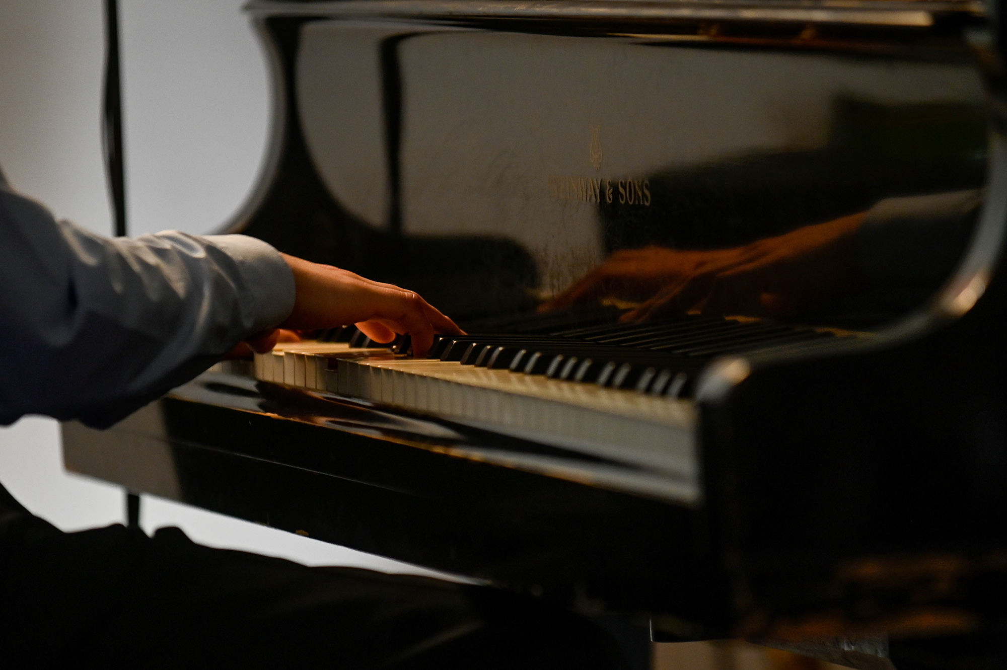 Mani sul pianoforte durante il Festival di Spoleto, musica in movimento