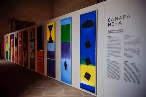 Mostra di Canapa Nera al Festival di Spoleto, pannelli colorati geometrici
