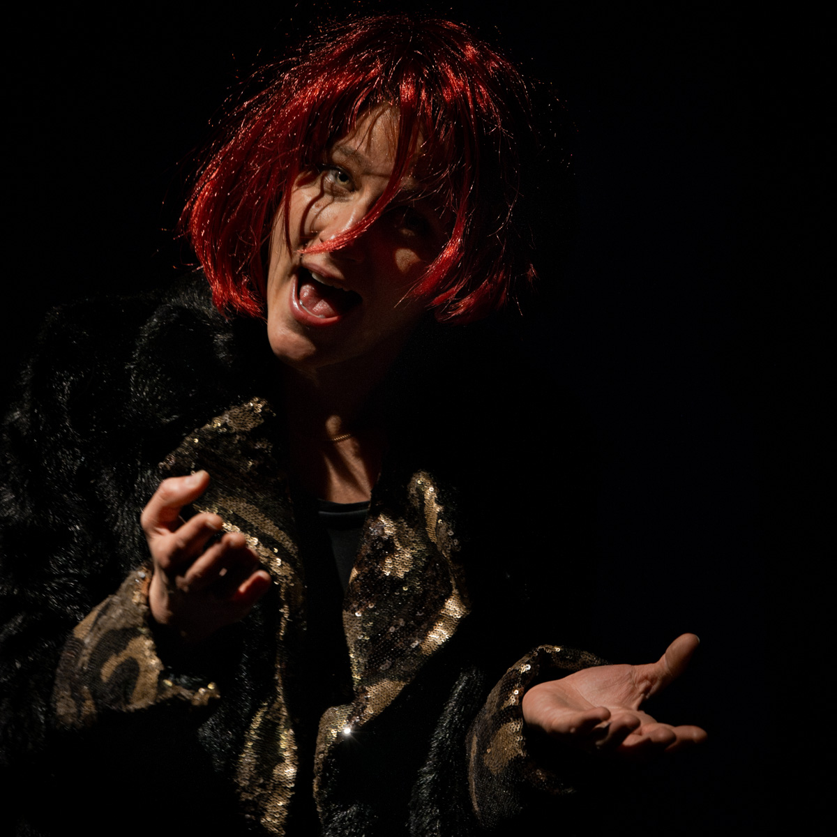 Performer con capelli rossi durante il Festival di Spoleto, intensa esibizione