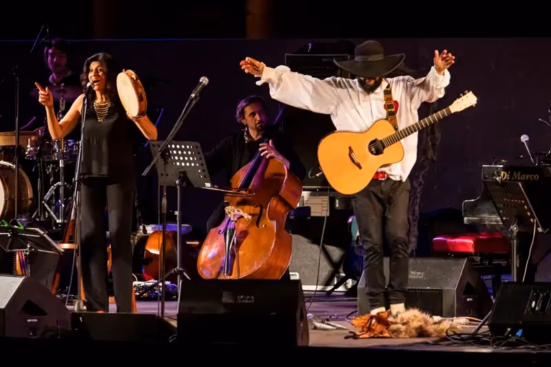 Concerto energico al Festival di Spoleto con musicisti e strumenti variegati