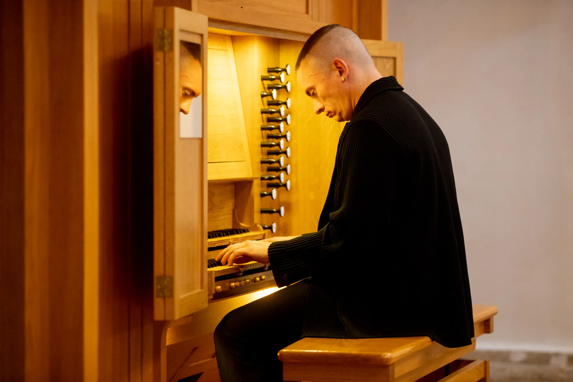 Musicista al Festival di Spoleto suona un organo in abito nero