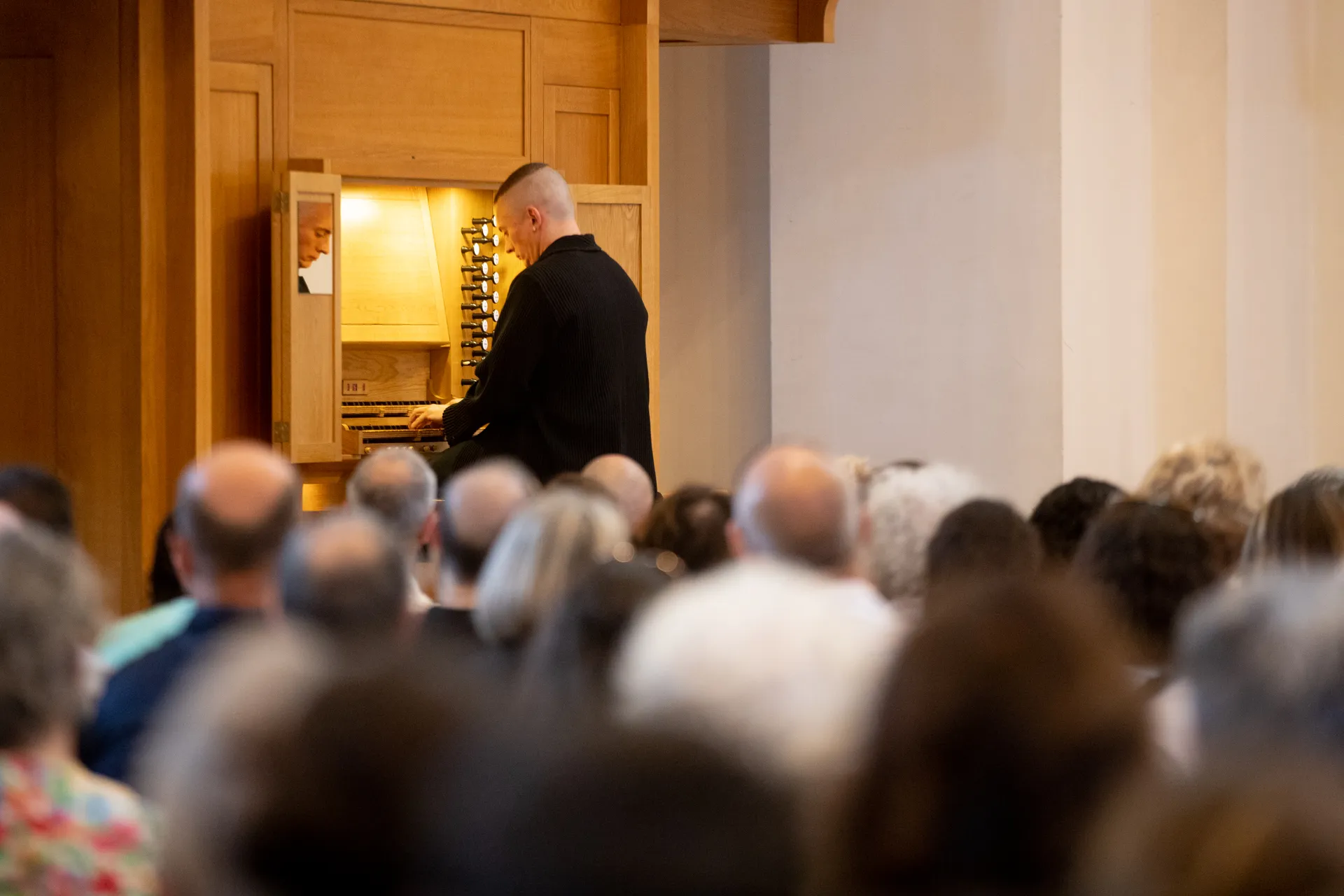 Concerto di organo al Festival di Spoleto con musicista e pubblico attento