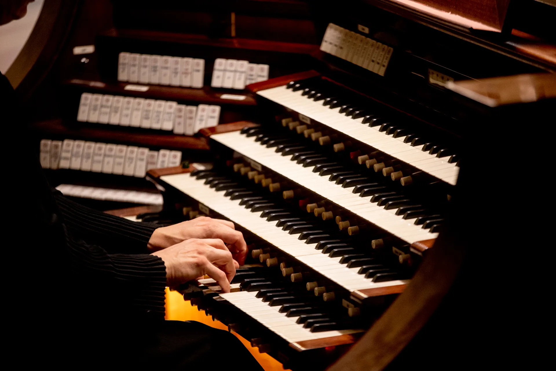 Organo maestoso al Festival di Spoleto, mani che suonano tastiere multiple