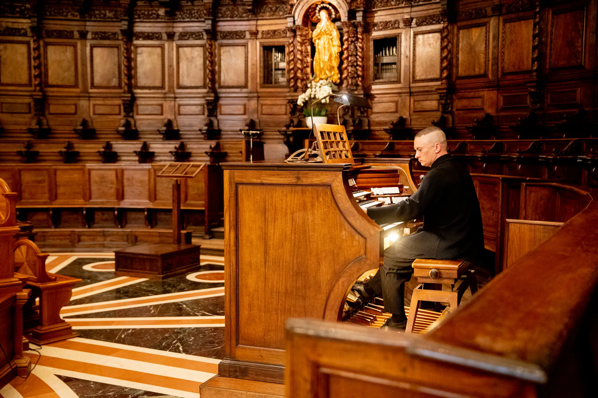 Organista al Festival di Spoleto suona in una maestosa cattedrale barocca