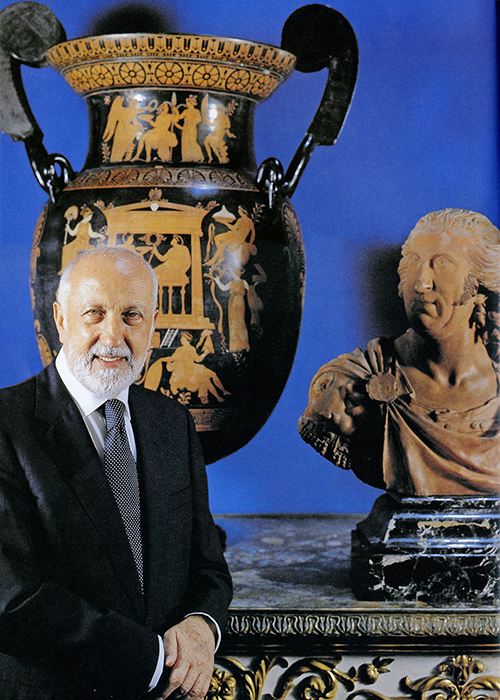 Festival di Spoleto founder poses with classical vase and sculpture