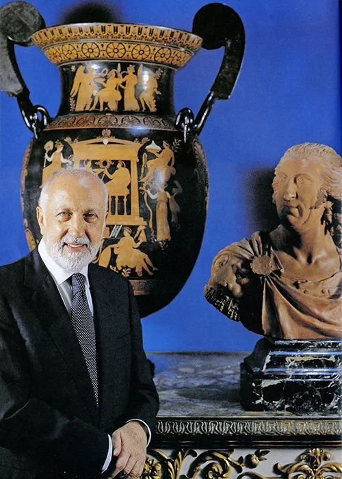 Festival di Spoleto founder poses with classical vase and sculpture