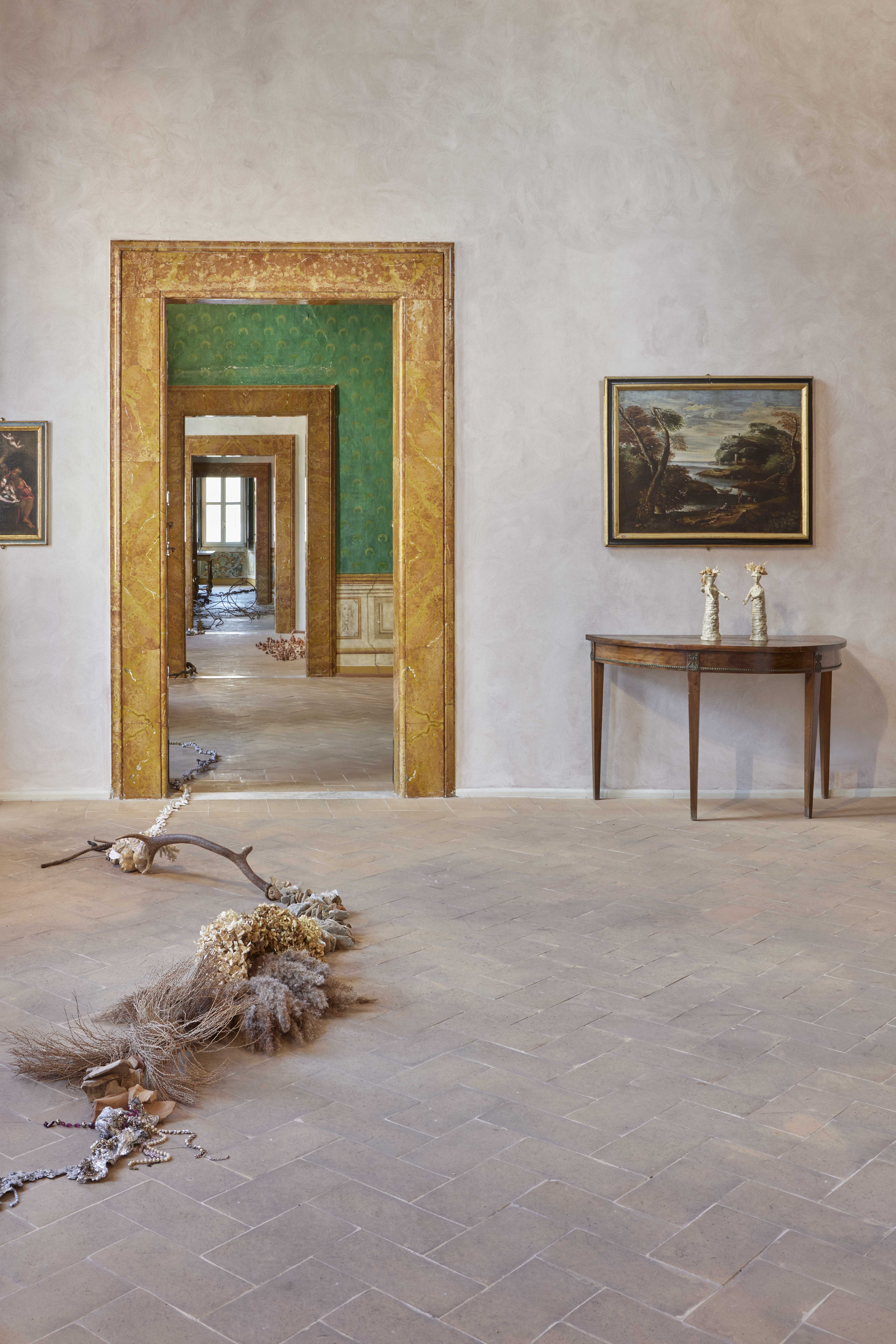 Installazione artistica al Festival di Spoleto, interni d'epoch con cornici dorate