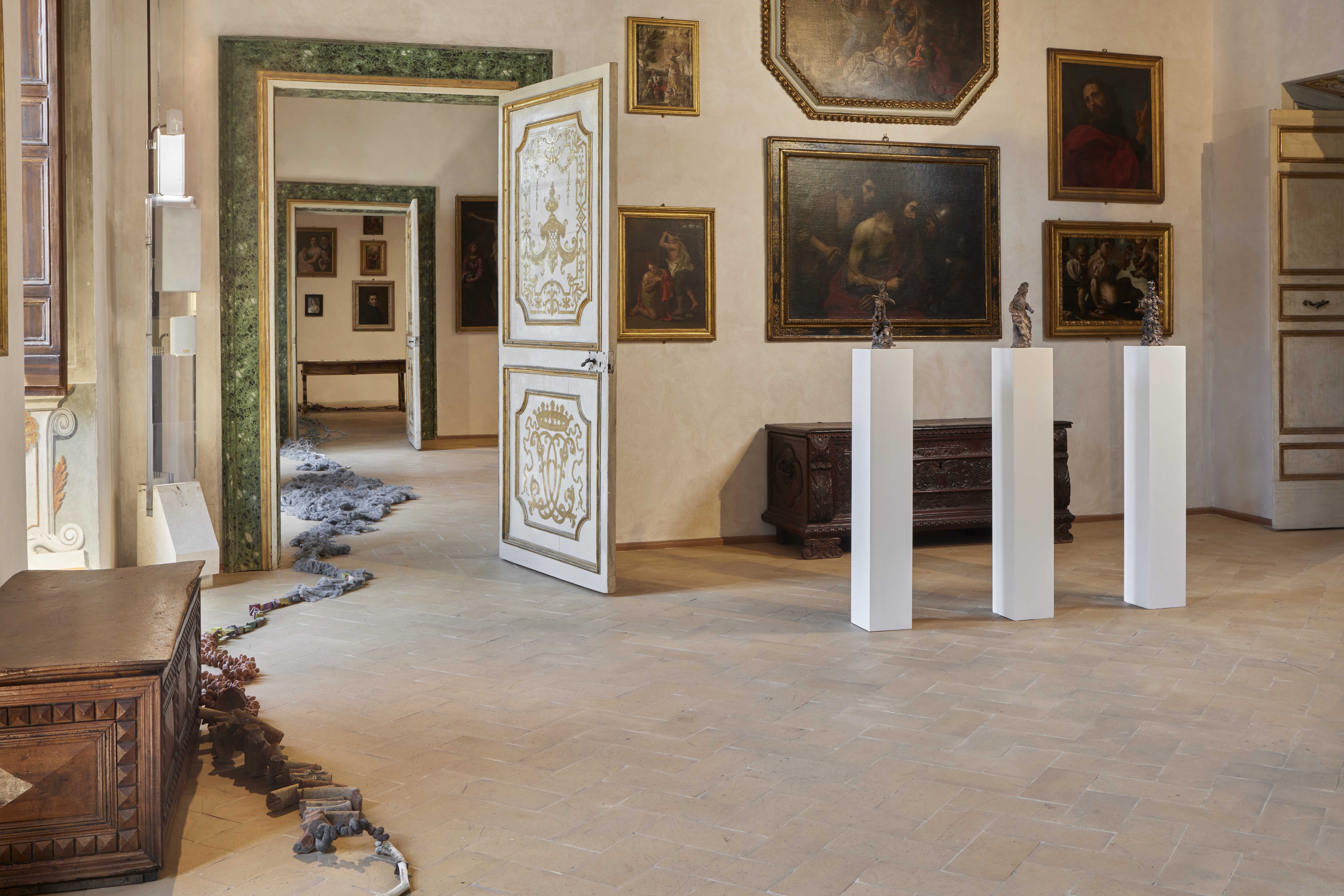 Galleria d'arte al Festival di Spoleto con installazione contemporanea e dipinti storici