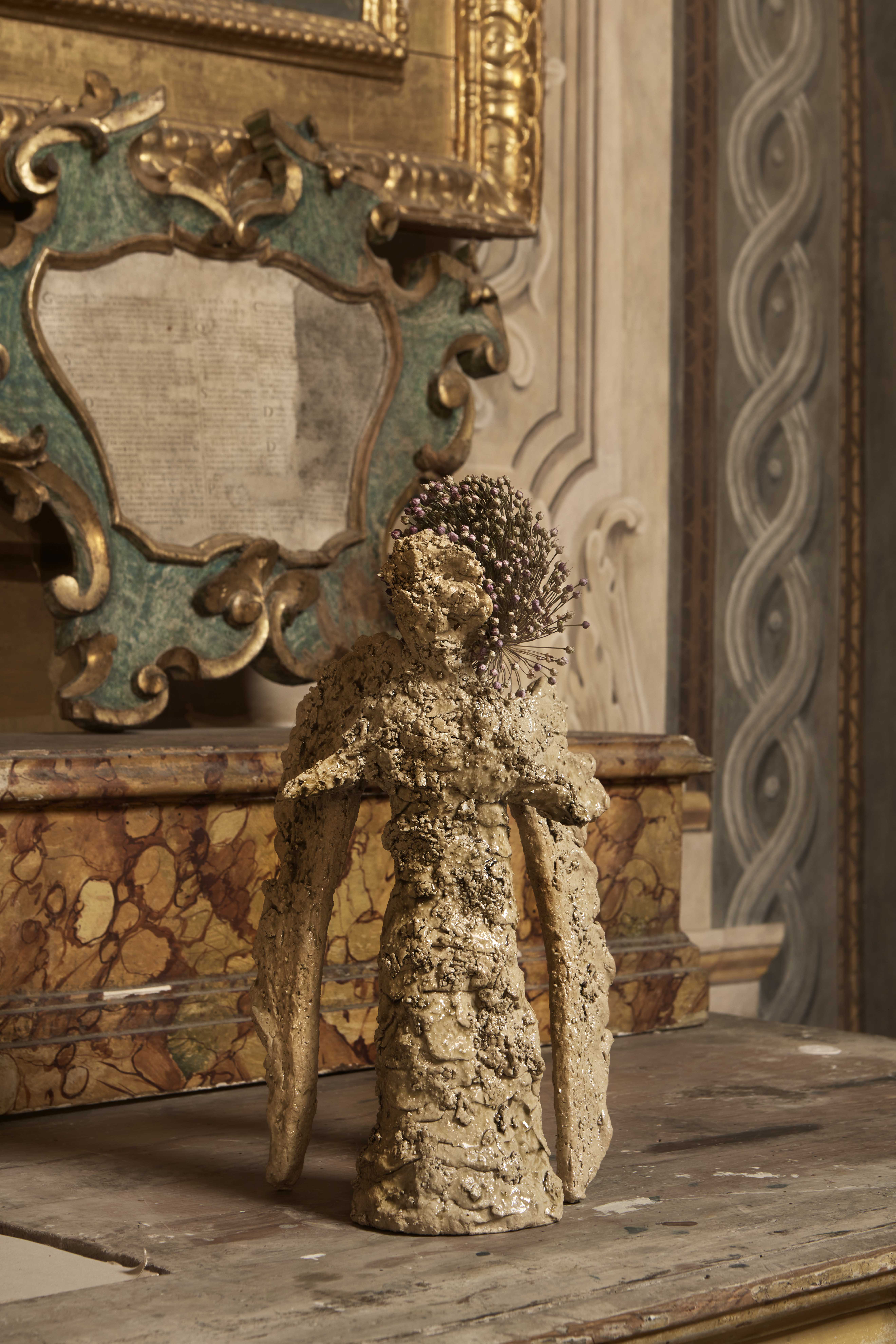 Scultura artistica al Festival di Spoleto, figura testurizzata in primo piano