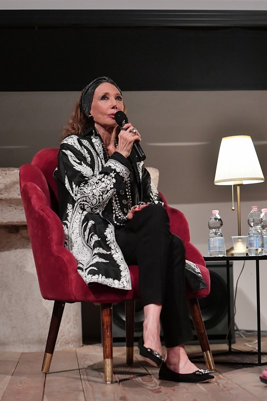 Intervista al Festival di Spoleto con donna elegante in poltrona rossa