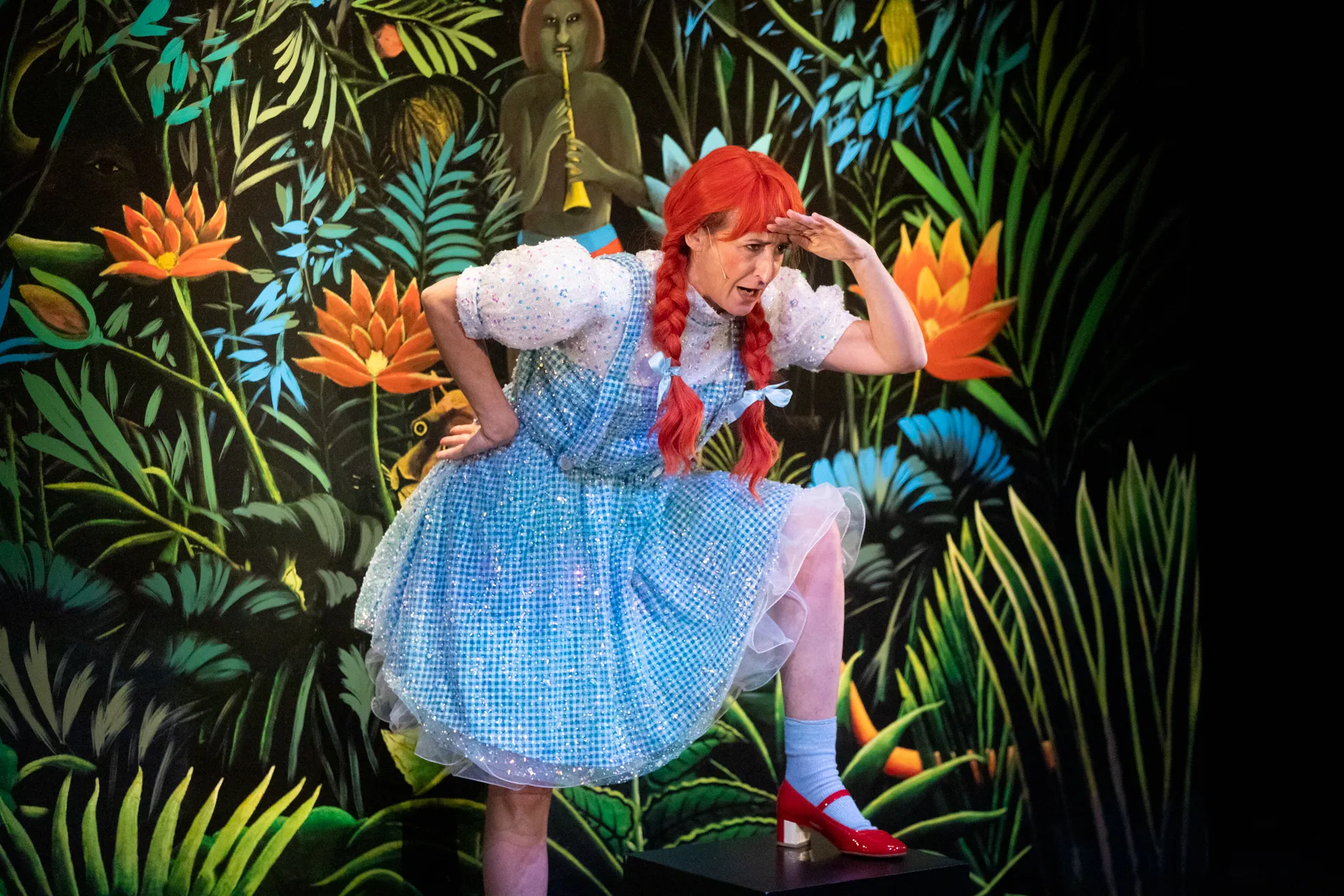 Festival di Spoleto performance of Dorothy in colorful theatrical setting