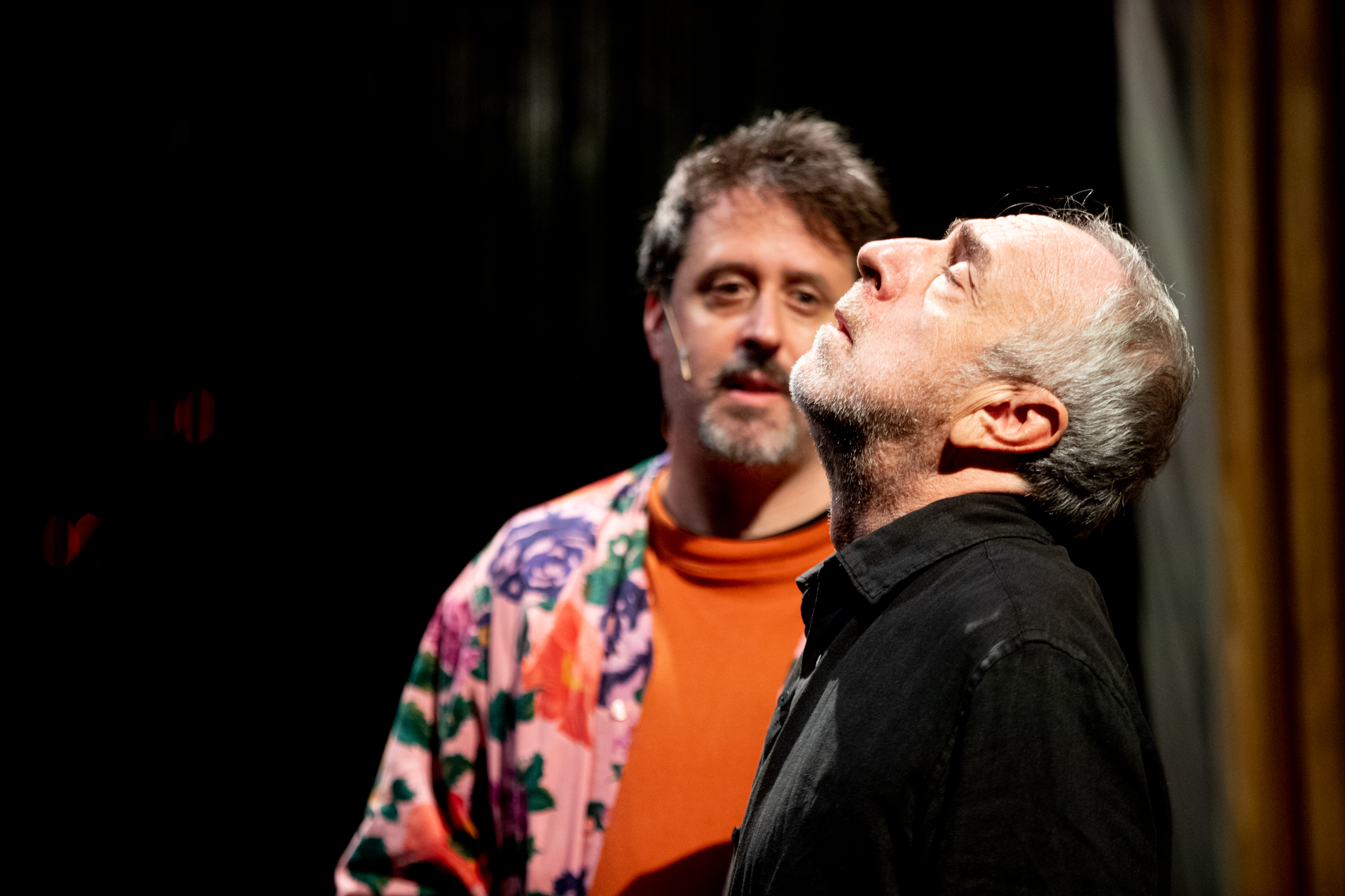 Attori sul palco durante il Festival di Spoleto, intenso momento teatrale