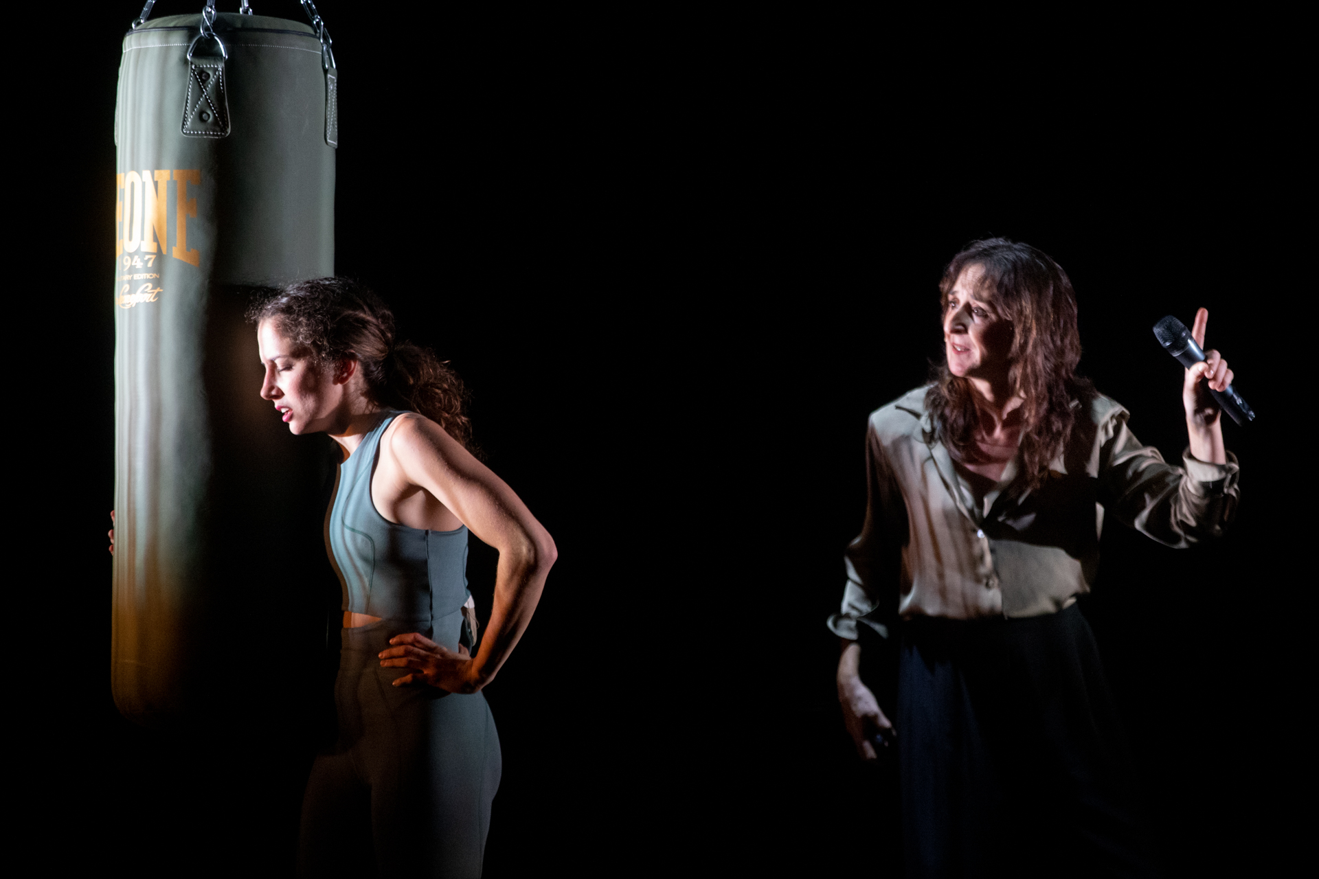 Performance teatrale al Festival di Spoleto con boxe e dramma