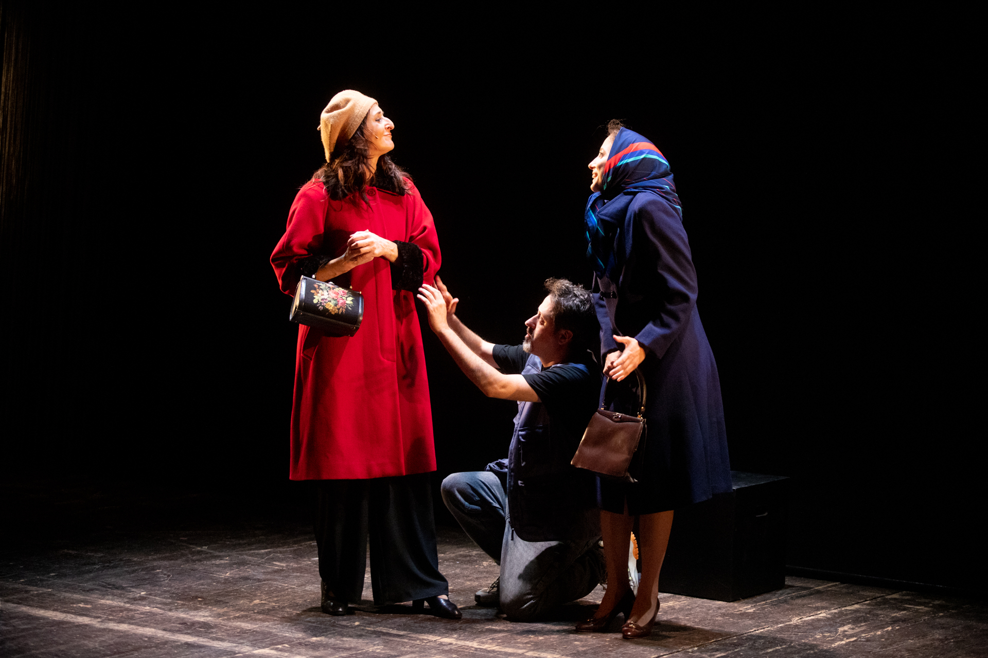 Scena teatrale al Festival di Spoleto con tre attori in costume