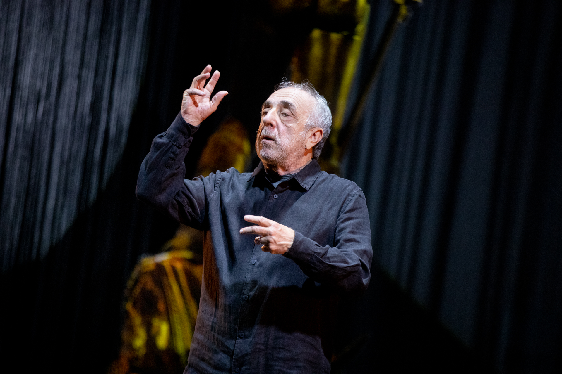 Performer sul palco durante il Festival di Spoleto, espressivo e concentrato