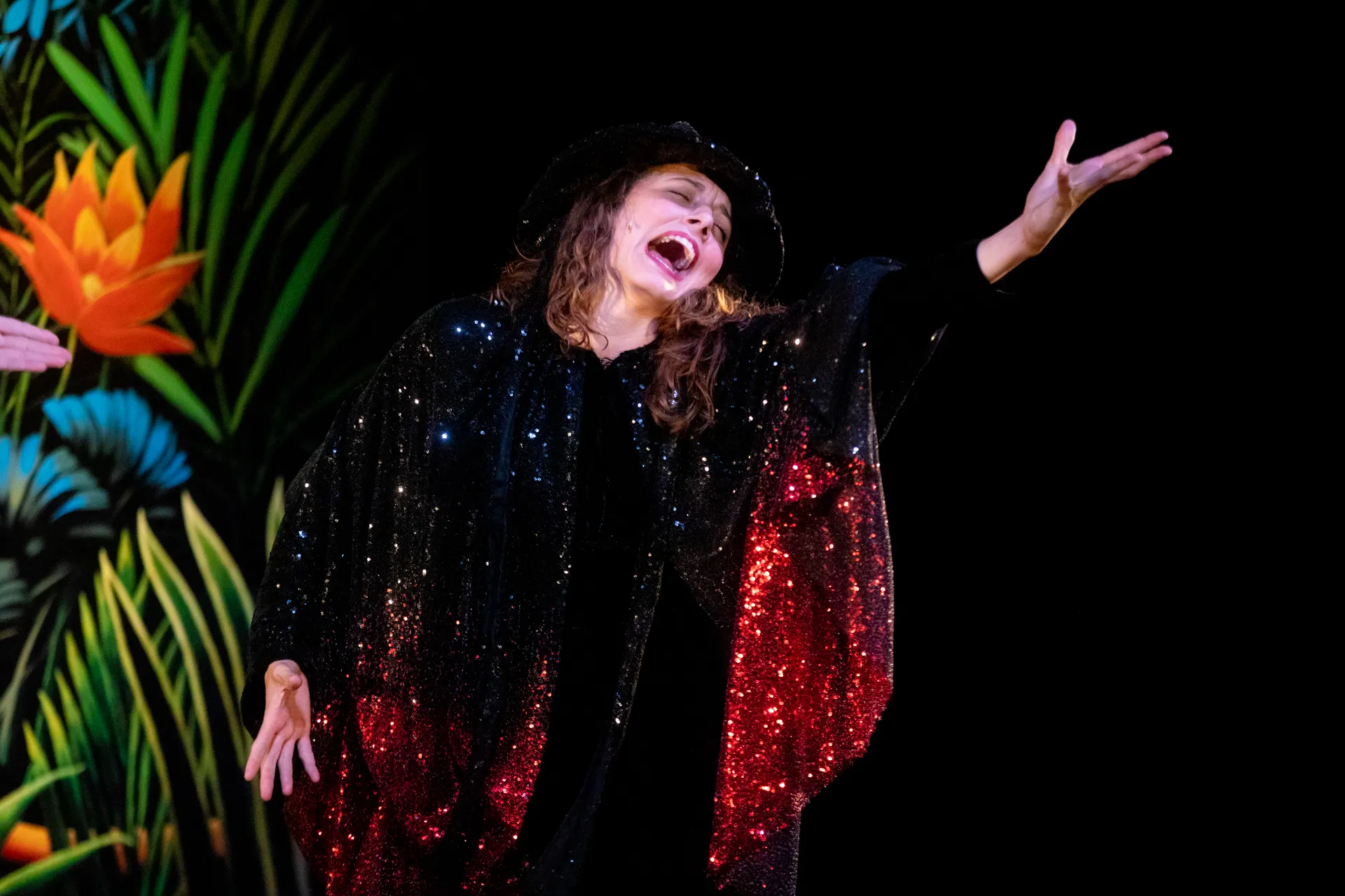 Performer in sparkling black and red cape at Festival di Spoleto