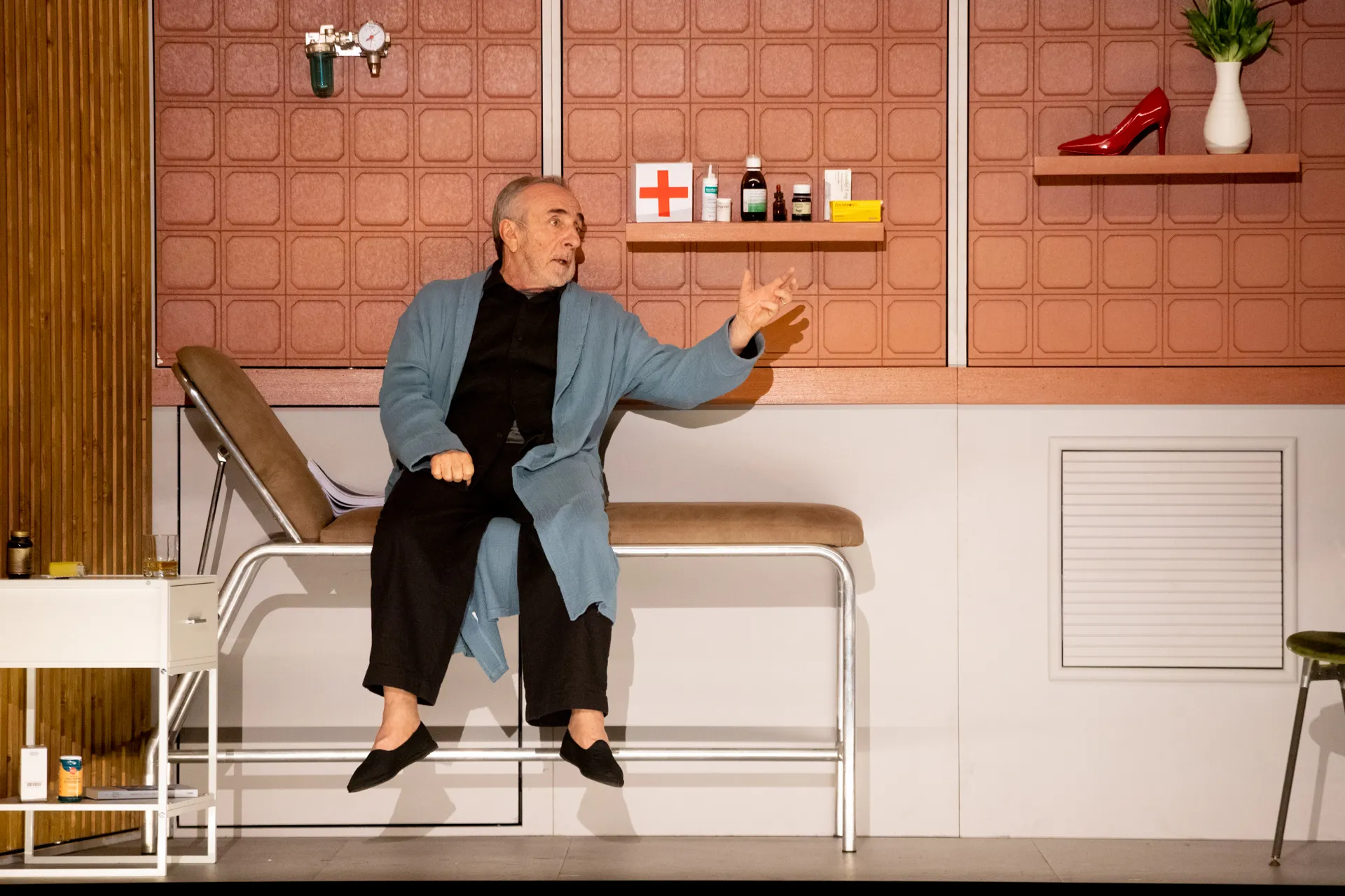 Festival di Spoleto performance featuring actor on medical examination table