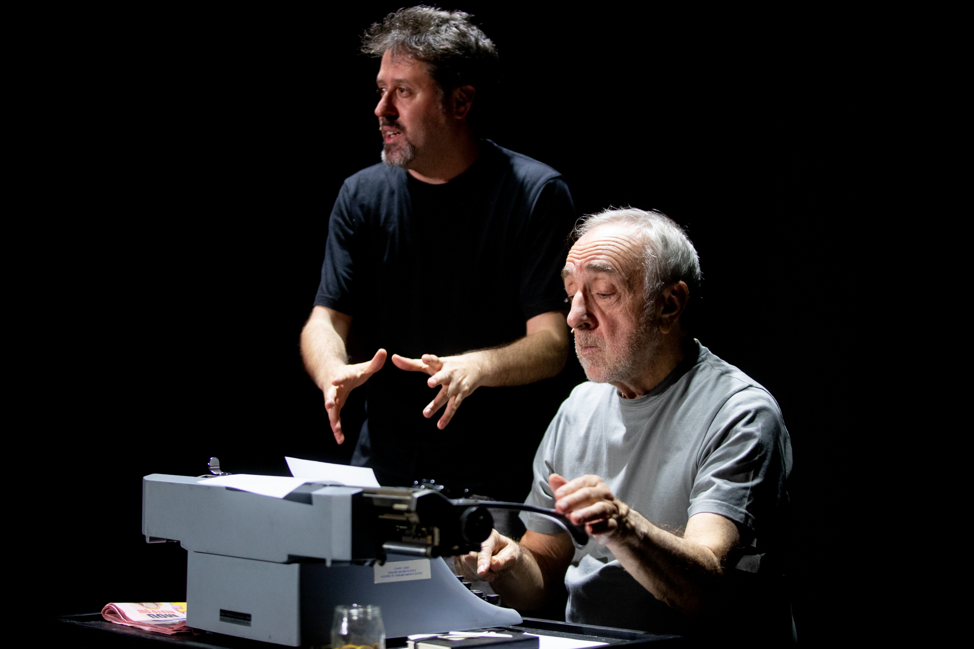 Scena teatrale al Festival di Spoleto con due attori e una macchina da scrivere