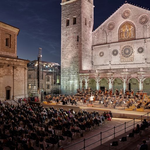 Concerto serale al Festival di Spoleto, orchestra davanti al maestoso Duomo