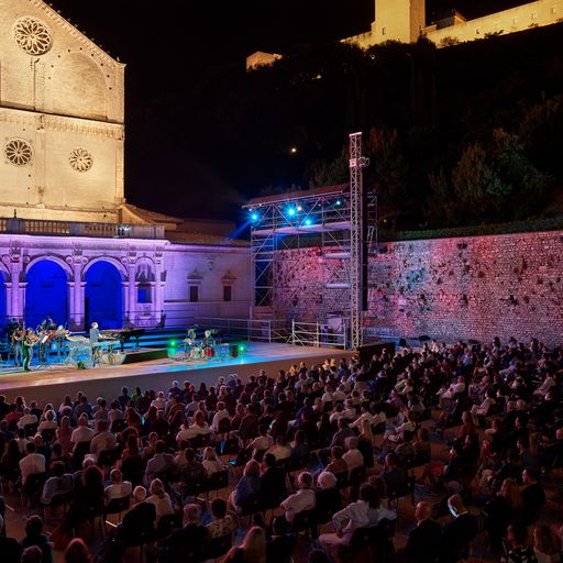 Concerto notturno al Festival di Spoleto, pubblico gremito in piazza storica