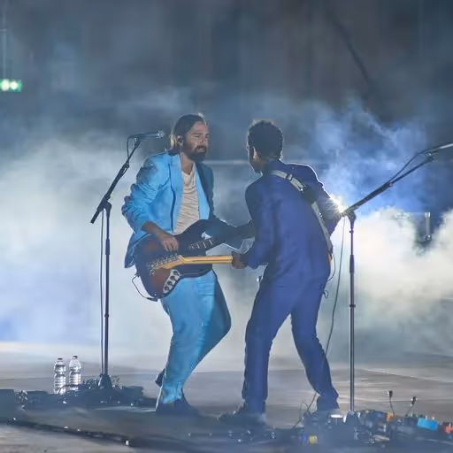 Musicisti sul palco durante il Festival di Spoleto, atmosfera nebbiosa e intensa