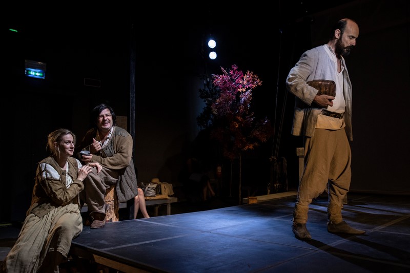 Scena teatrale al Festival di Spoleto con tre attori in costume