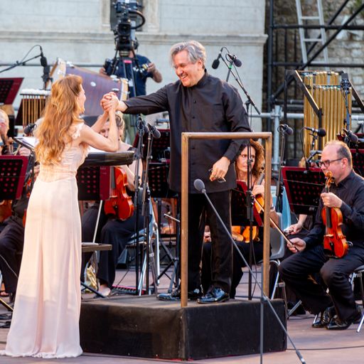 Direttore d'orchestra e violinista al Festival di Spoleto, momento di applausi