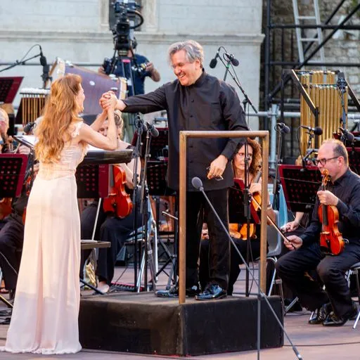 Direttore d'orchestra e violinista al Festival di Spoleto, momento di applausi