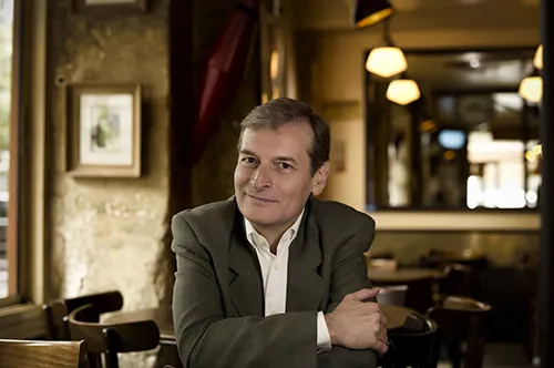 Ritratto di un uomo al Festival di Spoleto, seduto in un caffè elegante