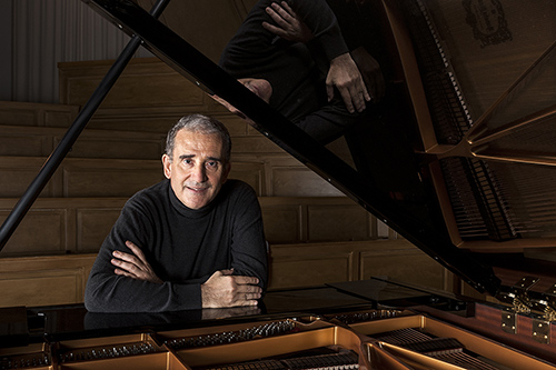 Musicista al pianoforte durante il Festival di Spoleto, sorridente e riflessivo